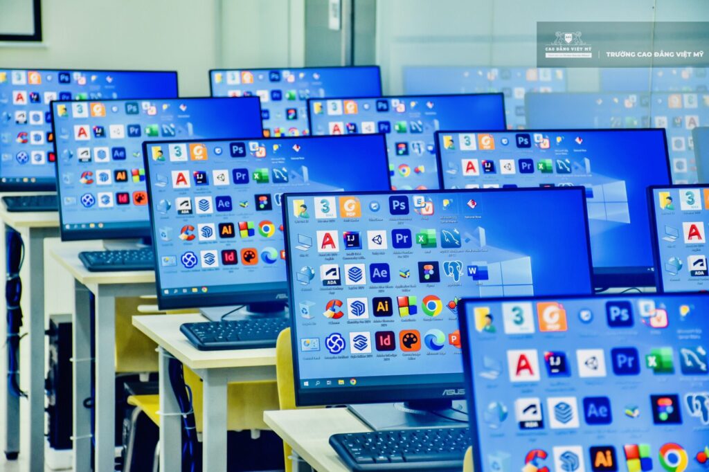 Môi trường học tập hiện đại giúp sinh viên nắm bắt cơ hội việc làm ngành thiết kế đồ họa tốt nhất - Phòng Lab Thiết kế đồ họa tại Cao đẳng Việt Mỹ tạo điều kiện thực hành trên máy tính cấu hình cao