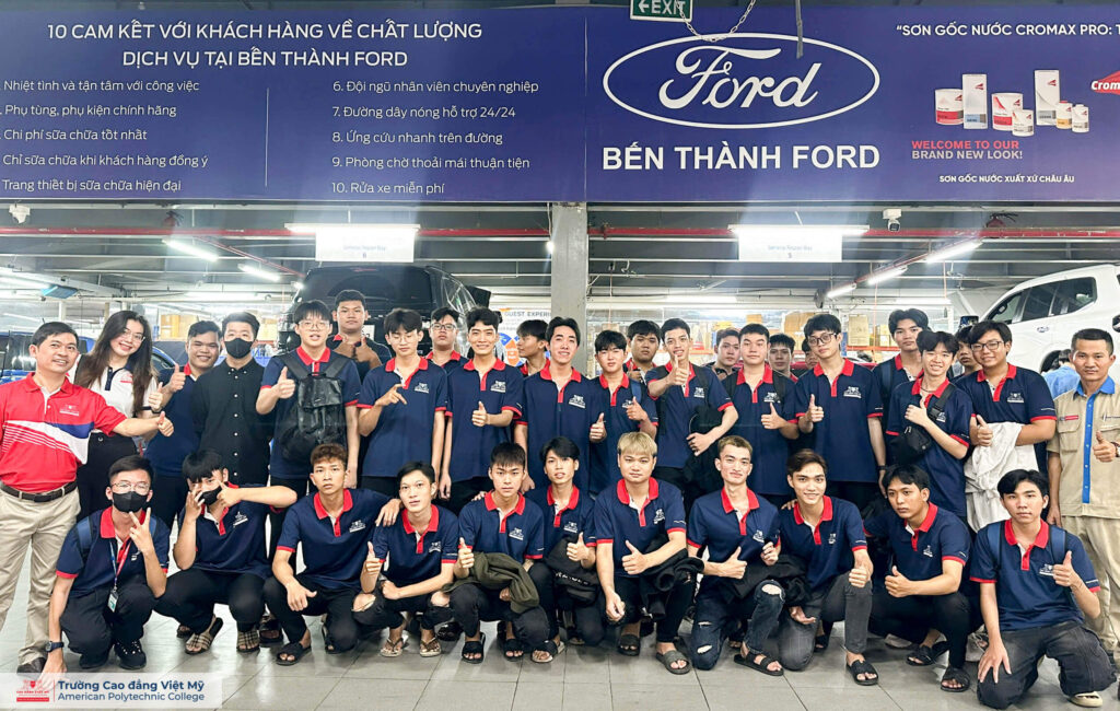 sinh viên Việt Mỹ nhận biết rõ các vị trí việc làm trong ngành công nghiệp ô tô và định hướng con đường học tập ngành Công nghệ kỹ thuật ô tô qua chuyến tham quan tại Ford Bến Thành