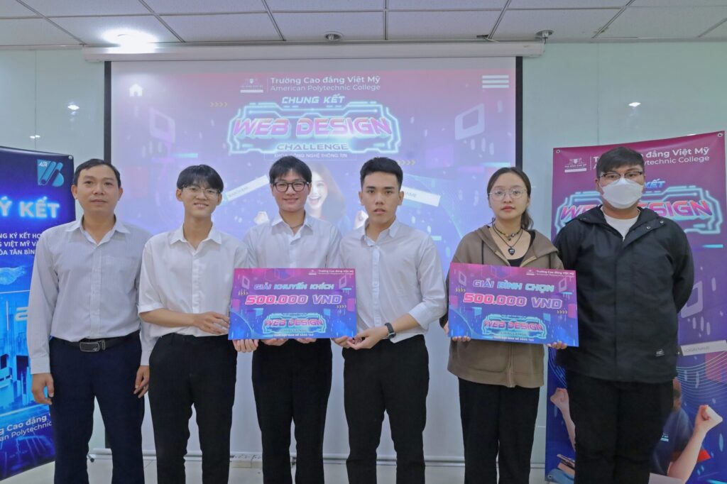 Nhóm sinh viên đạt giải khuyến khich