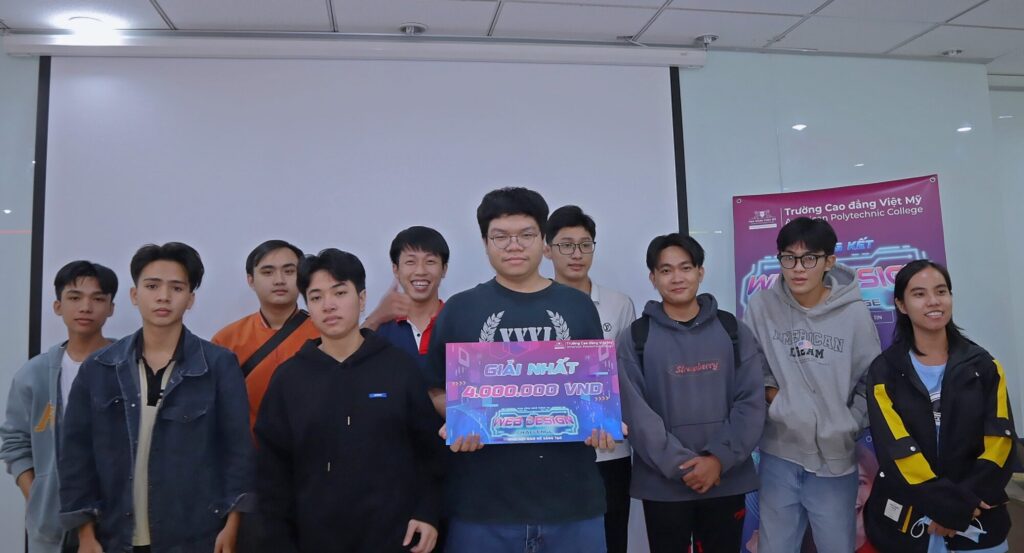 Nhóm sinh viên đạt giải nhất cuộc thi
