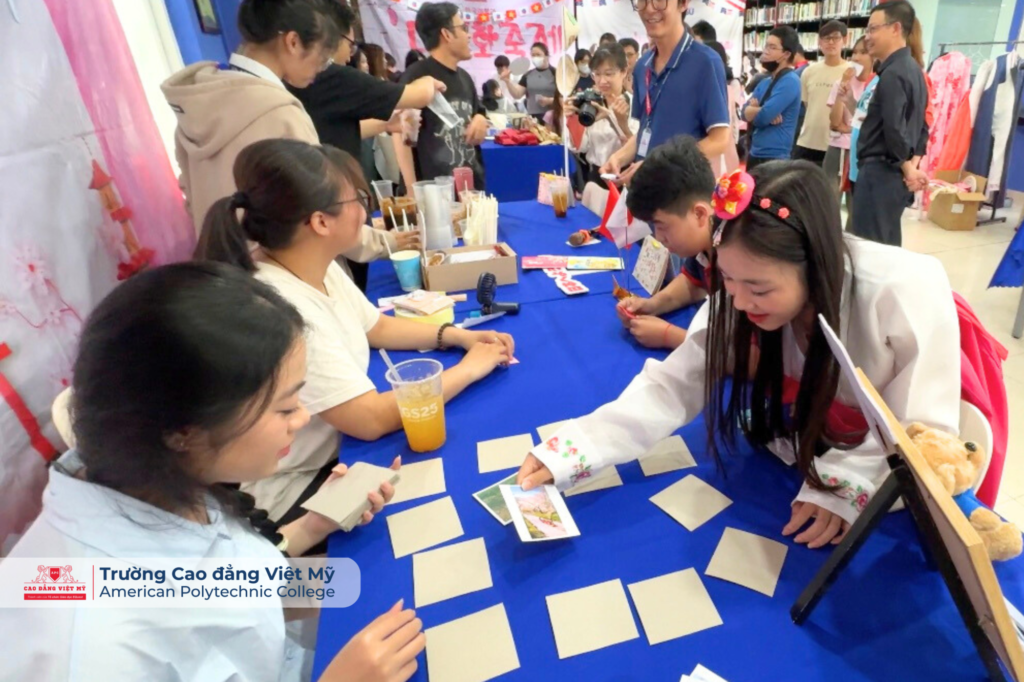 Ngày hội đa văn hóa diễn ra tại cao đằng Việt Mỹ