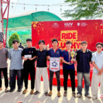 Ông David Armstrong – Phó Chủ tịch Tập đoàn Giáo dục EQuest và Thầy Nguyễn Quang Anh Chương - Giám đốc Học thuật Cấp cao tại Keiser University Việt Nam trao tặng giải nhất cho đội bóng APC - Cao đẳng Việt Mỹ