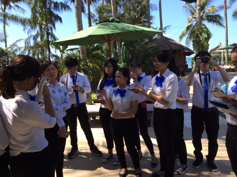 Cán bộ Resort Little Paris giới thiệu các dịch vụ tại Resort