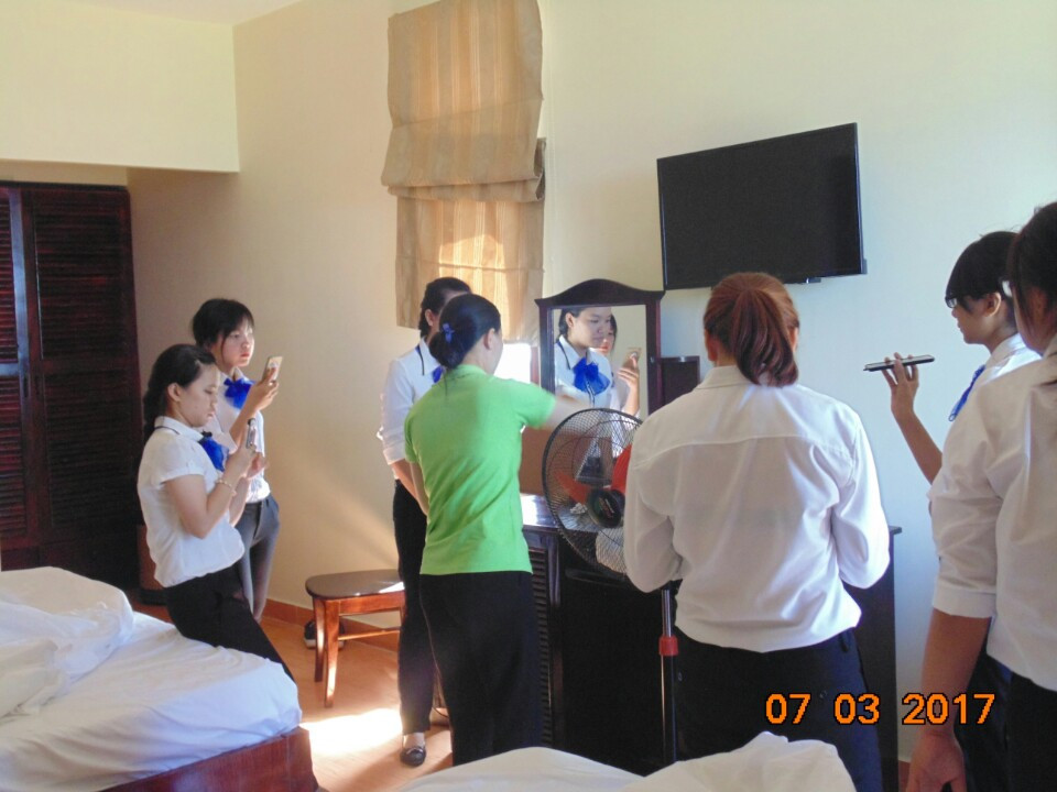 Cùng trải nghiệm quy trình vệ sinh phòng khách