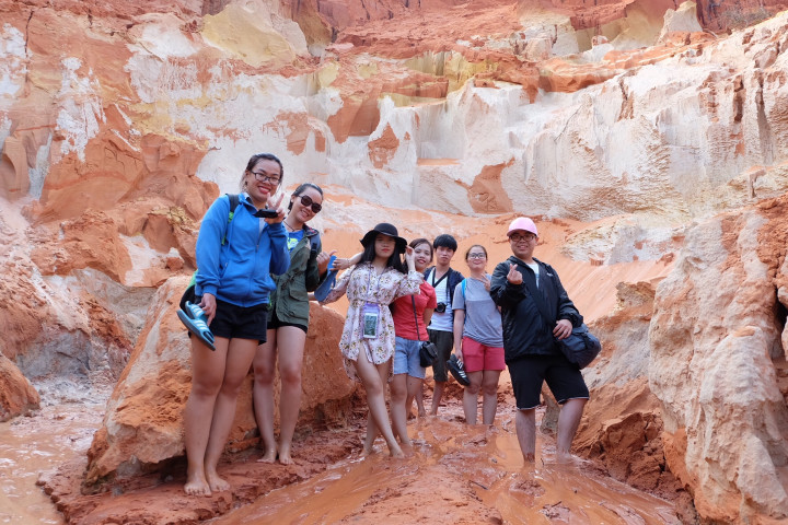 Chụp hình lưu niệm tại Suối Tiên