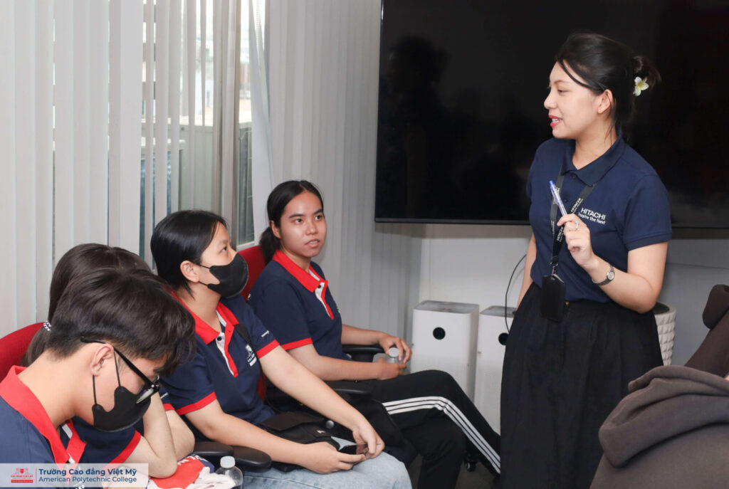 các bạn sinh viên còn được tham gia Buổi Q&A đã diễn ra rất sôi nổi với những câu hỏi thú vị