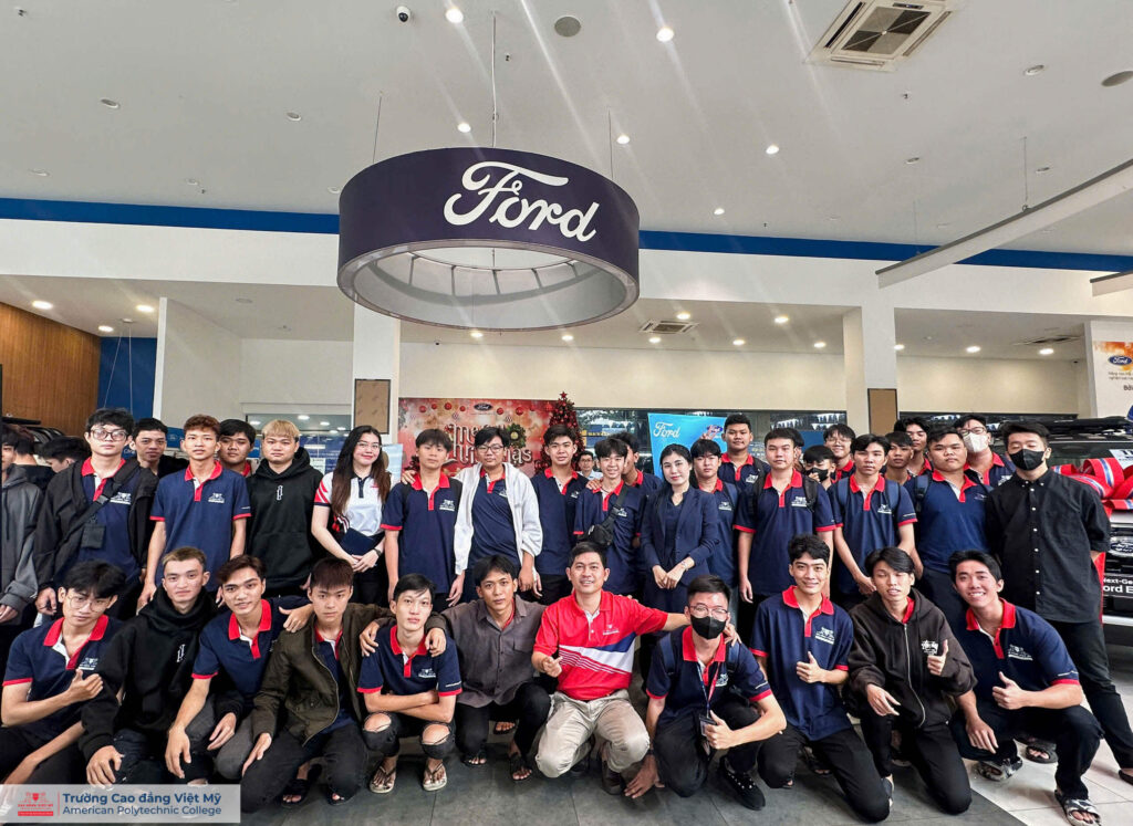 sinh viên ngành Công nghệ Kỹ thuật Ô tô trường Cao đẳng Việt Mỹ đã có cơ hội tham gia chuyến tham quan Bến Thành Ford