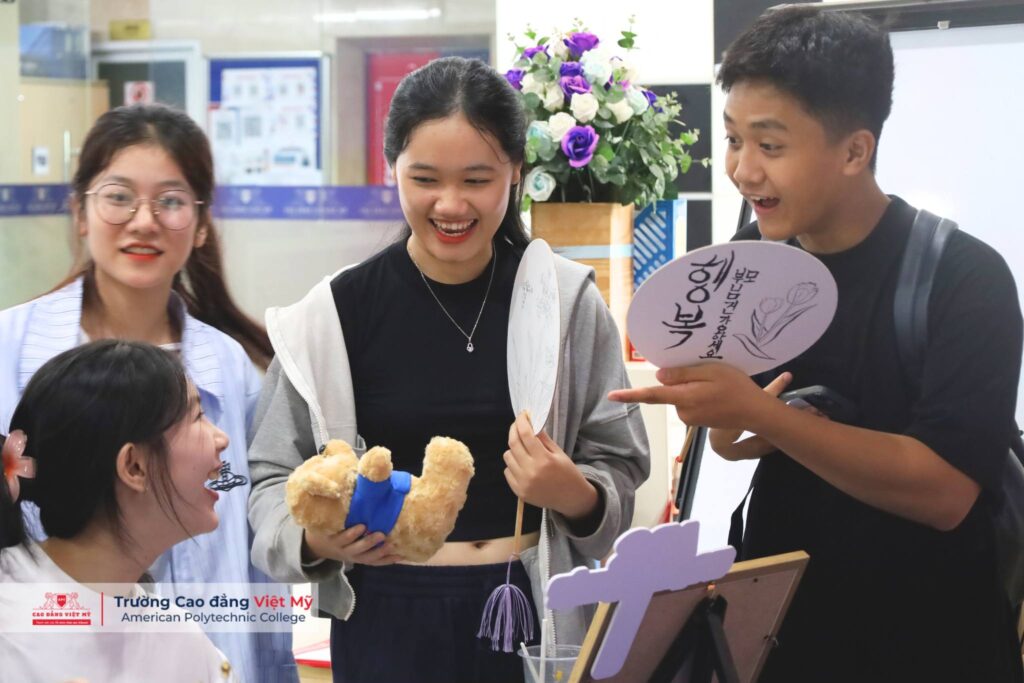 Các bạn rất vui vẻ và hào hứng trong ngày hội đa văn hóa