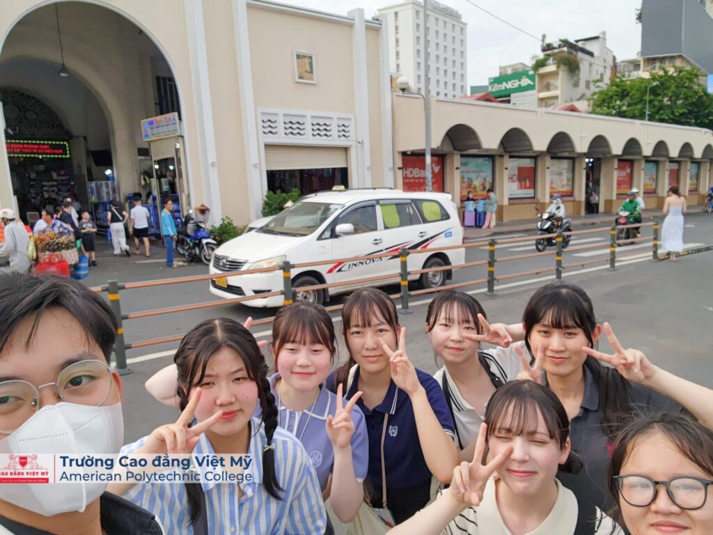 Hình ảnh sinh viên Việt Mỹ hóa thân hướng dẫn viên du lịch cùng học sinh Nhật khám phá Tp.hcm