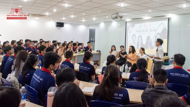 Khách mời cùng các bạn sinh viên đến tham dự sự kiện