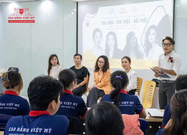 Bốn đại diện khách mời đến từ các doanh nghiệp