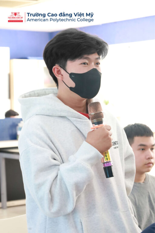 Anh Tuấn Anh giải đáp tận tình mọi thắc mắc của sinh viên, giúp các bạn gỡ rối định hướng nghề nghiệp trong tương lai