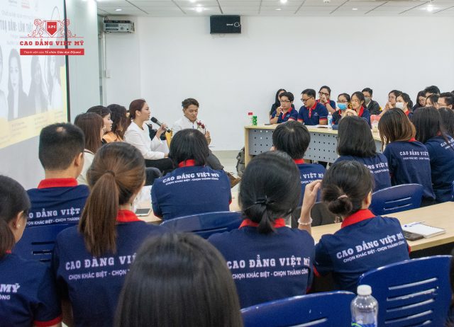 Đại diện kể những câu chuyện "hành trình đi xin việc" thực tế đến sinh viên