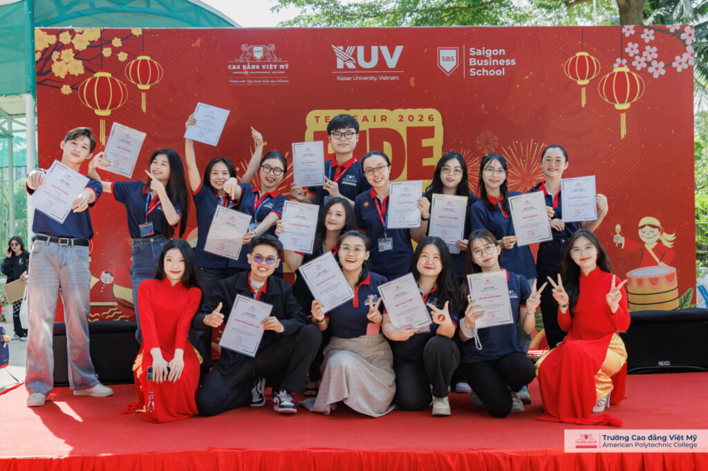 Các bạn sinh viên Việt Mỹ lưu giữ những khoảnh khắc đáng nhớ tại Lễ Vinh danh Sinh viên Việt Mỹ