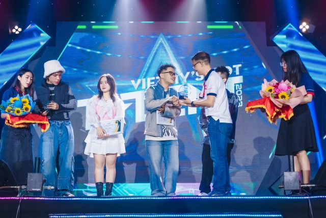 Thầy Phó Hiệu trưởng Nhà trường trao huy chương và giải thưởng cho Quán quân VietMy's Got Talent 2023. Chúc mừng Anh Tuấn và mong đây sẽ là "cột mốc" nhỏ giúp bạn có thêm động lực và theo đuổi đam mê.