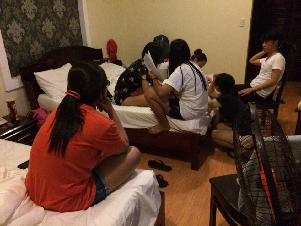 Nhóm sinh viên xử lý tài liệu thu thập được trong ngày vào buổi tối