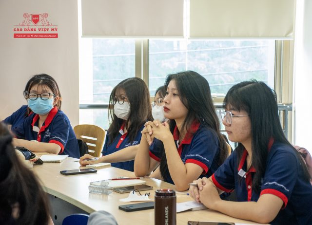 Sinh viên chăm chú lắng nghe chia sẻ