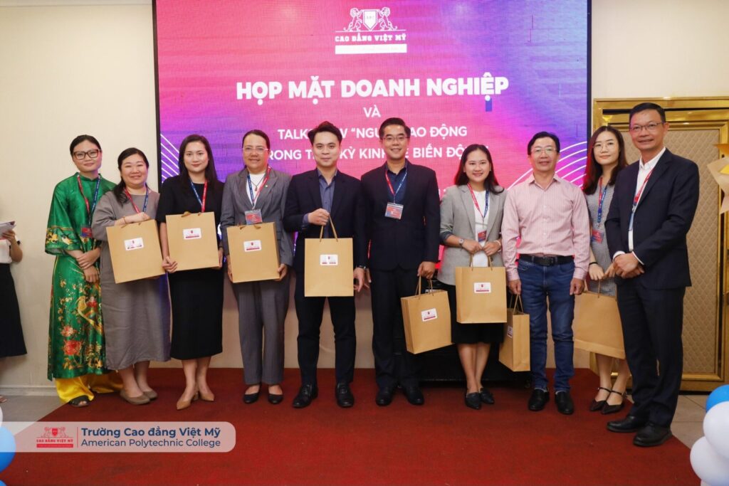 HỌP MẶT DOANH NGHIỆP VỚI TALKSHOW “NGƯỜI LAO ĐỘNG TRONG THỜI KỲ KINH TẾ ĐẦY BIẾN ĐỘNG”