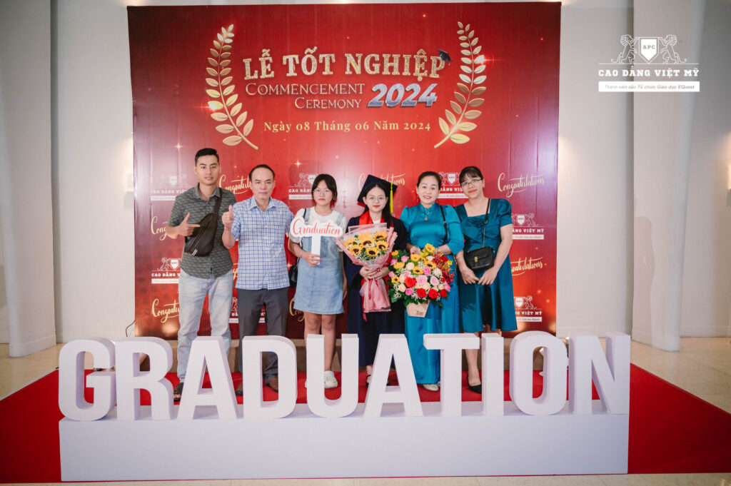 Hình ảnh các bạn sinh viên check-in cùng người thân bạn bè tại khu vực thảm đỏ tại lễ tốt nghiệp