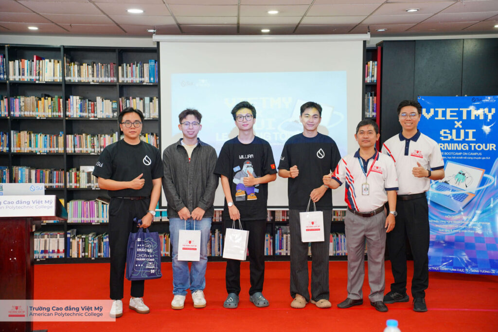 Lưu giữ hình ảnh giao lưu – truyền cảm hứng từ Sui Foundation và First Movers Việt Nam tại CĐ Việt Mỹ.