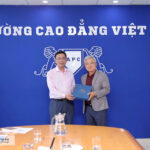 Ông Hoàng Văn Cương – Giám đốc Kinh doanh & Vận hành trường Cao đẳng Việt Mỹ gặp gỡ cùng Ông Lee Yong Bum - Tổng Giám Đốc công ty KingoSpring Vietnam