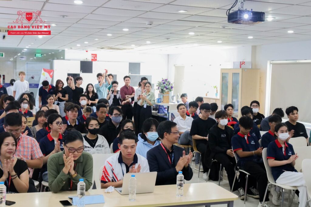 Các câu lạc bộ của trường tranh nhau “chiêu mộ” các em về “tổ đội” 