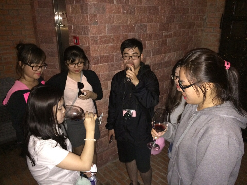 Nhâm nhi ly rượu vang thật là tuyệt?!...