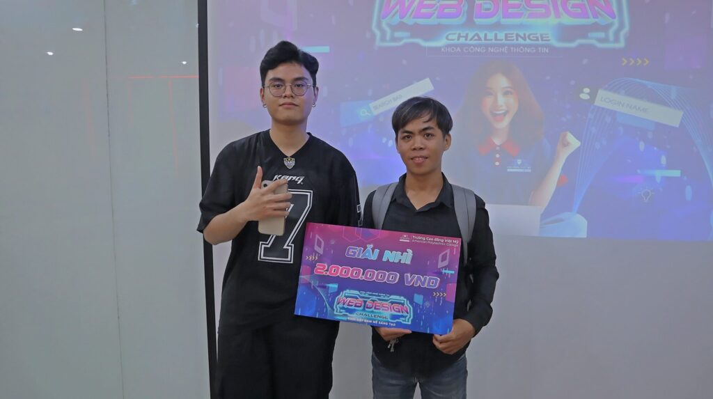 Nhóm sinh viên đạt giải nhì cuộc thi