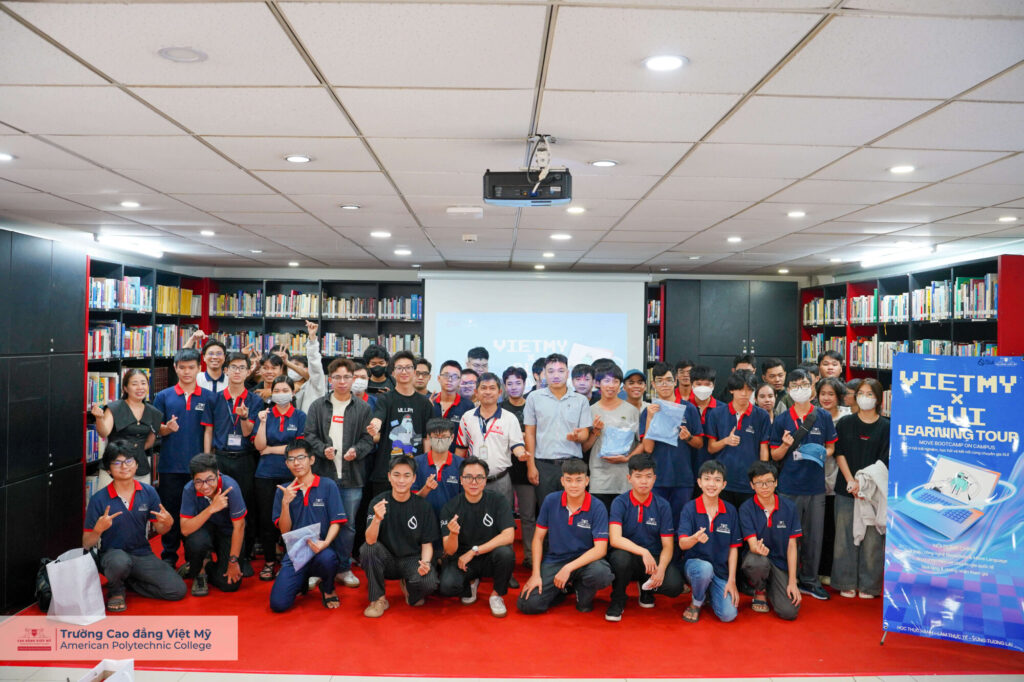 Giây phút kết nối và chia sẻ giữa Sui Foundation – First Mover Việt Nam cùng sinh viên Cao đẳng Việt Mỹ.