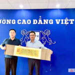 Đại học Ngoại ngữ Việt Tú Chiết Giang đã trao tặng Cao đẳng Việt Mỹ bức thư pháp “Lan Đình Tập Tự” của Vương Hi Chi