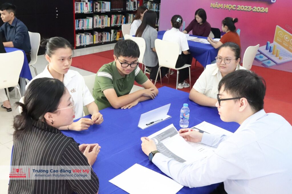 Sinh viên có những góc nhìn thực tế và tổng quan hơn về ngành phiên dịch tiếng anh thương mại