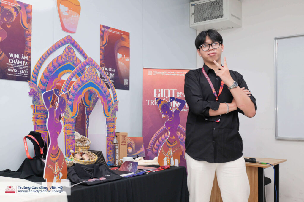 “Giọt Mắm Truyền Đời” của Lê Quốc Phong là câu chuyện về bảo tồn nghề nước mắm Tĩn, kết hợp đồ họa hiện đại với giá trị di sản văn hóa Chăm Pa, góp phần nâng tầm sản phẩm truyền thống Việt.