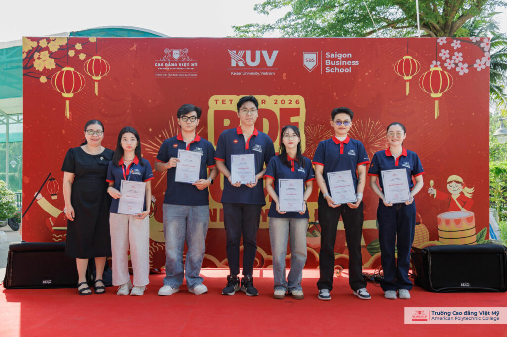 Thầy cô Việt Mỹ trao tặng giấy khen cho Sinh viên “02 Tốt” trong không khí Tết Fair 2026