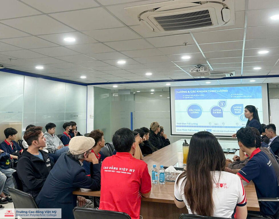 sinh viên Việt Mỹ được đại diện của Bến Thành Ford đã chia sẻ chi tiết về vị trí công việc trong lĩnh vực kinh doanh bán hàng