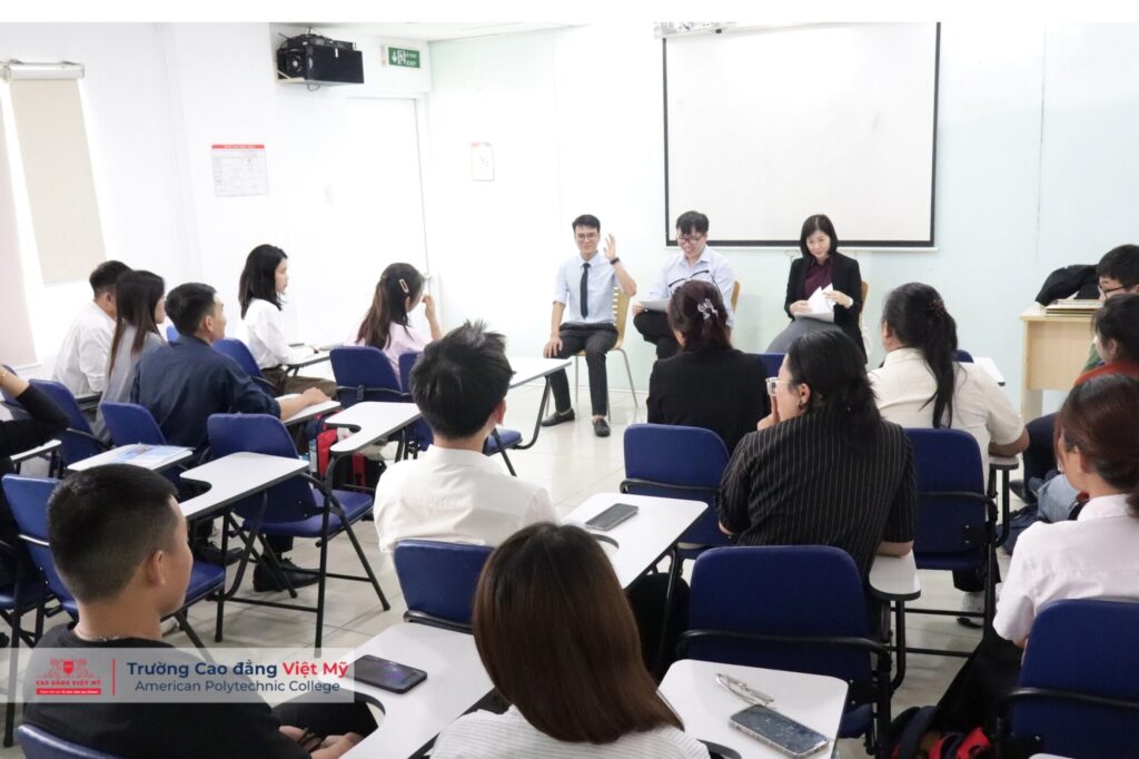 Môn học kỹ năng làm việc sinh viên sẽ được hiểu rõ hơn về môi trường làm việc thực tế