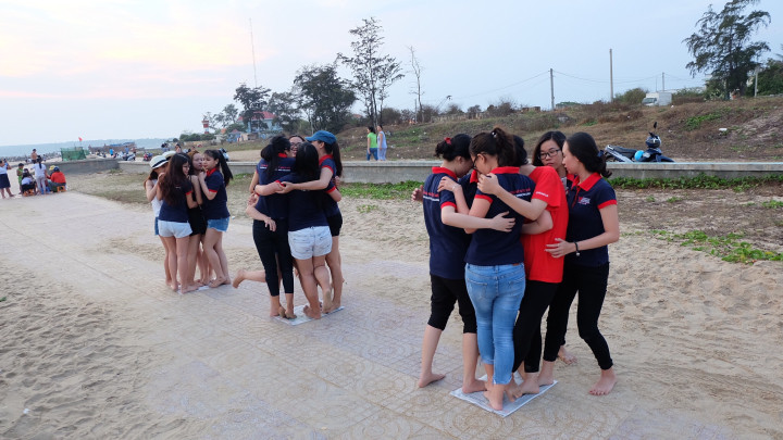 Siết chặt tay nhau trong hoạt động Team Building vui nhộn