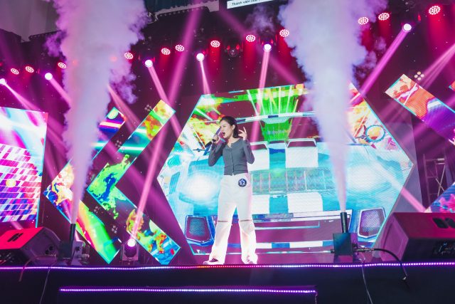 Màn trình diễn "cực cháy" và lôi cuốn đến từ cô nàng Cẩm Nguyên - SBD 12, qua bài hát "Vì em quá yêu anh"