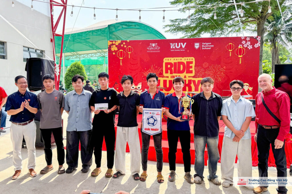 Ông David Armstrong – Phó Chủ tịch Tập đoàn Giáo dục EQuest và Thầy Nguyễn Quang Anh Chương - Giám đốc Học thuật Cấp cao tại Keiser University Việt Nam trao tặng giải nhất cho đội bóng APC - Cao đẳng Việt Mỹ