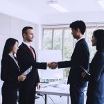 Sinh viên tiếng Anh thương mại có thể lựa chọn làm thông dịch viên