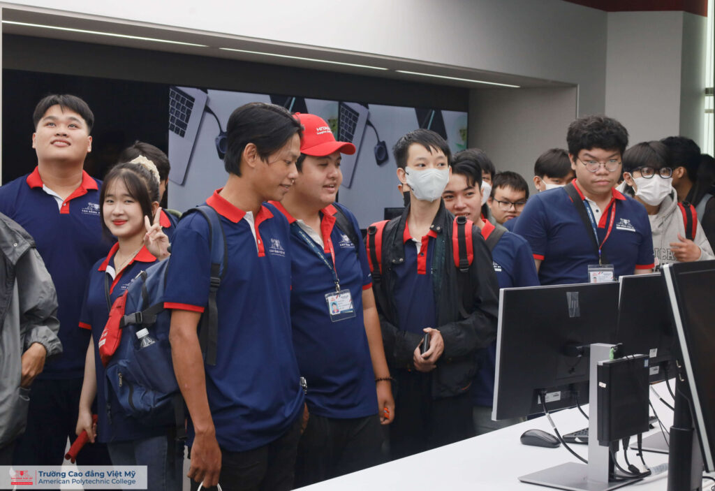 sinh viên Việt Mỹ được tham quan khu vực nghiên cứu và phát triển