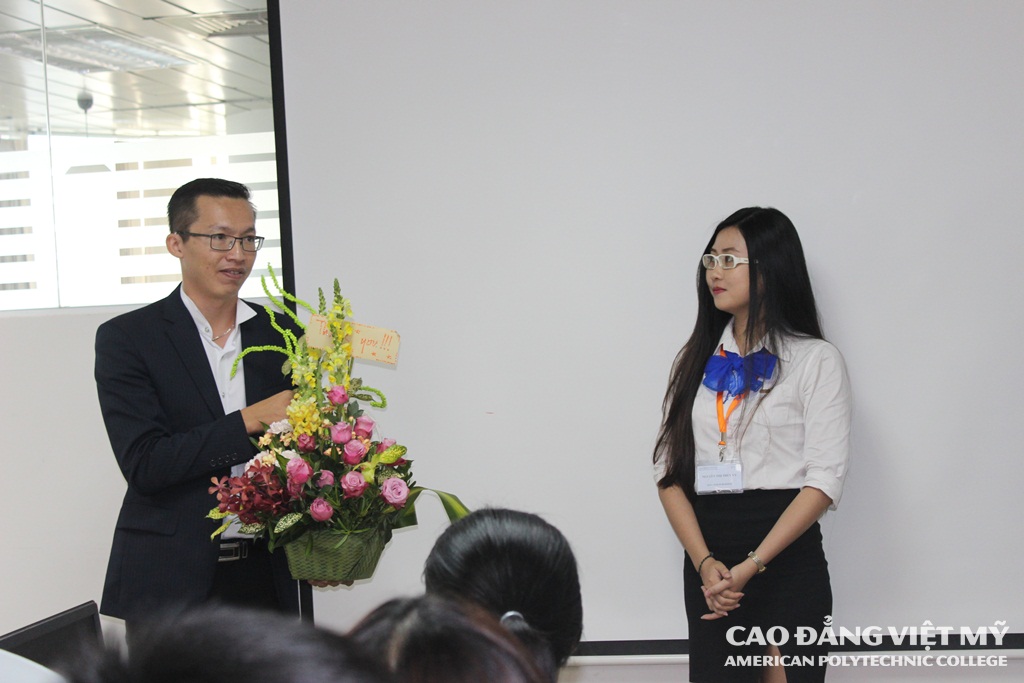 Đại diện các bạn sinh viên gửi đến Ban Điều hành Viet Victory hoa thay cho sự biết ơn