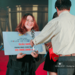 Sinh viên Trần Thảo Tiên đại diện nhóm nhận giải thưởng cuộc thi Thiết Kế Bao Bì Colokit