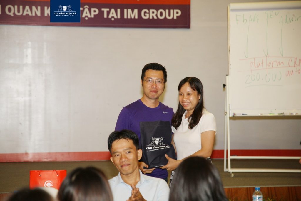 Sinh viên việt mỹ tham quan kiến tập tại im group