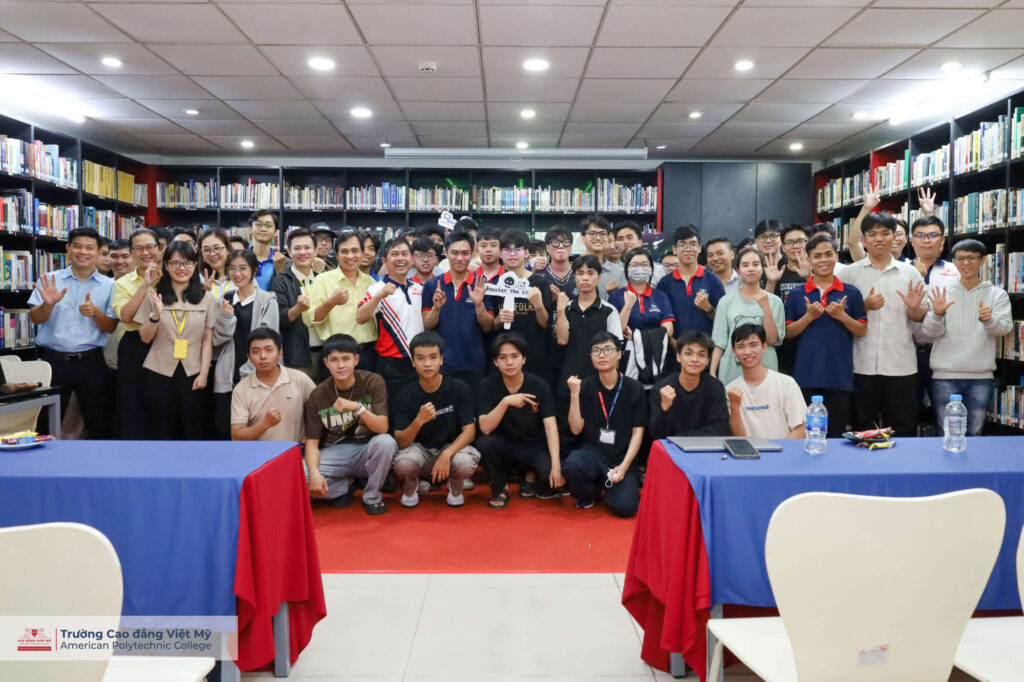 Quý thầy cô và sinh viên các trường cao đẳng – đại học cùng chụp hình lưu niệm, ghi dấu khoảnh khắc đáng nhớ của buổi Kickoff Việt Mỹ Vibecode