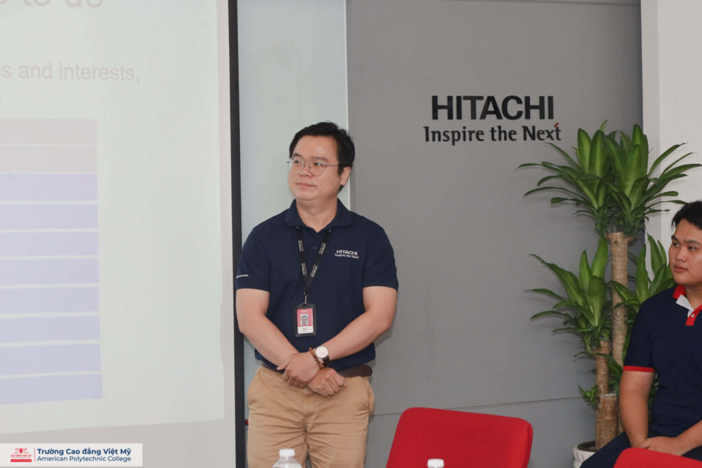 các bạn sinh viên được nghe những chia sẻ, kinh nghiệm đi làm thực tế từ Head of Full-stack & Mobile - Mr. Hữu Anh