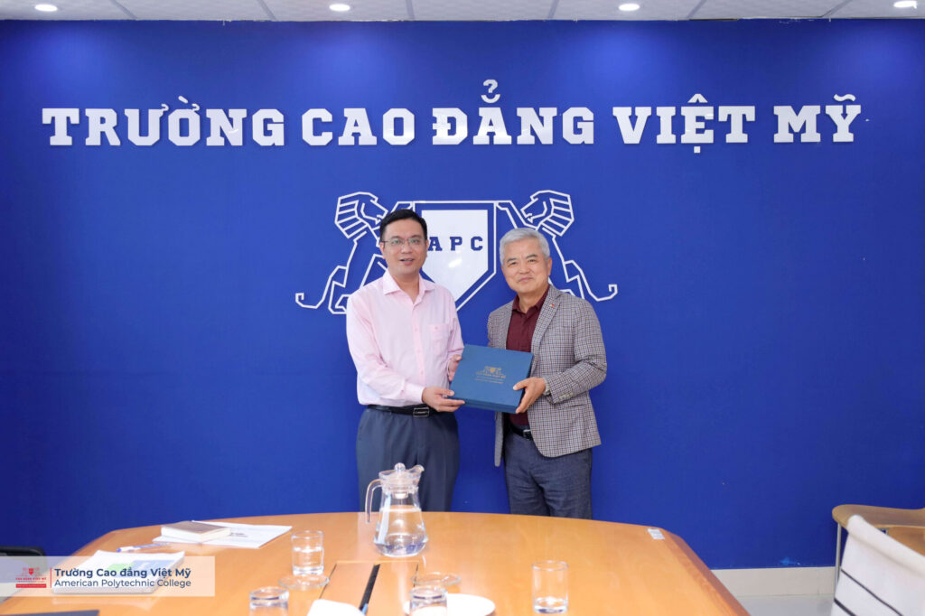 Ông Hoàng Văn Cương – Giám đốc Kinh doanh & Vận hành trường Cao đẳng Việt Mỹ gặp gỡ cùng Ông Lee Yong Bum - Tổng Giám Đốc công ty KingoSpring Vietnam