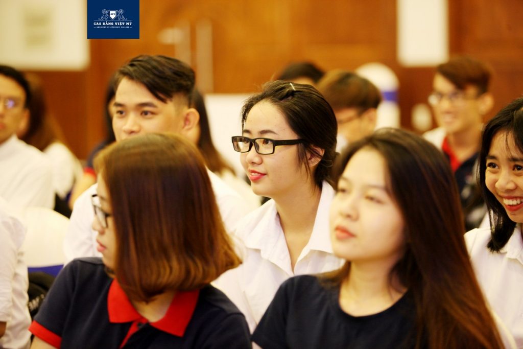 Sinh viên việt mỹ tham quan kiến tập tại im group