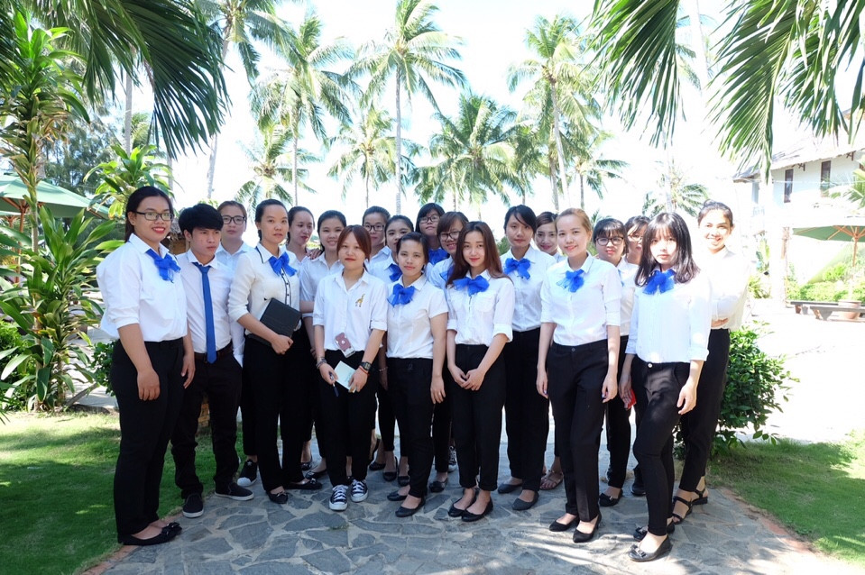 Tập làm nhân viên tại Resort Little Paris với đồng phục thật đẹp