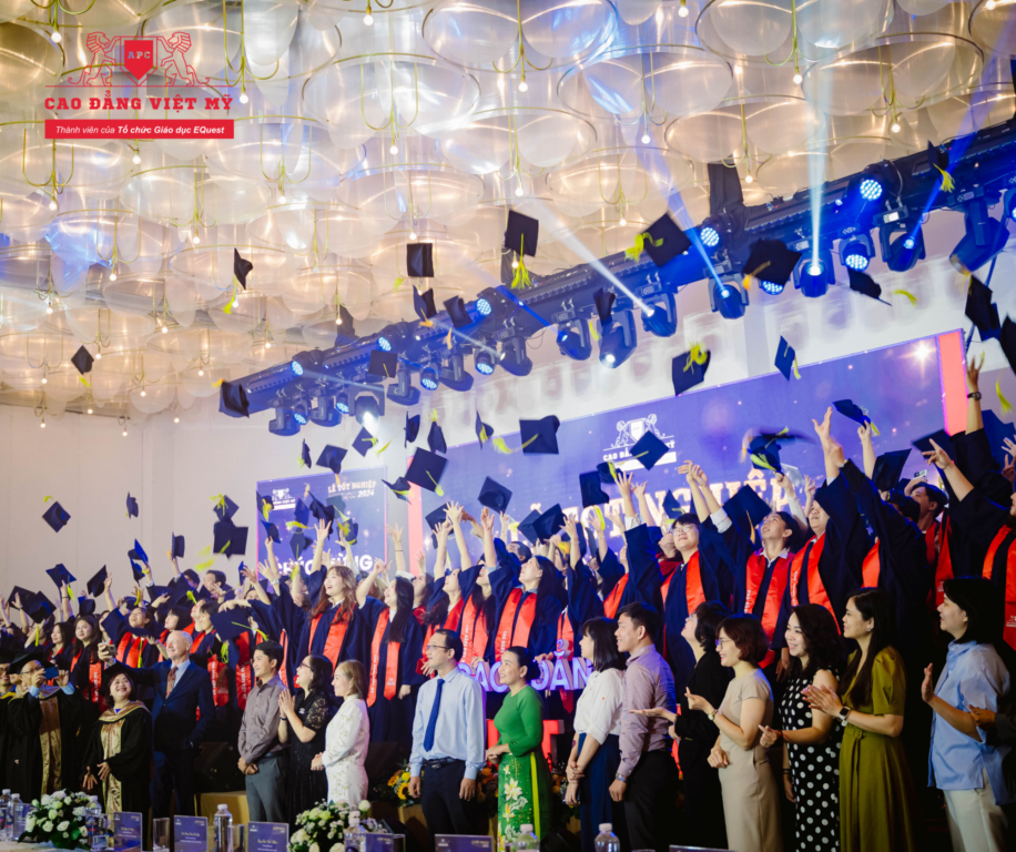 Lễ tốt nghiệp năm 2024 hình ảnh tung nón