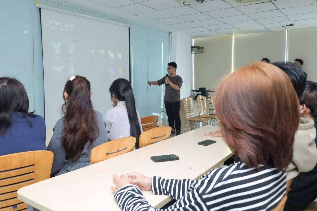 Cựu sinh viên Nguyễn Quốc Kiệt đang chia sẻ kinh nghiệm cho các sinh viên Khóa 2025